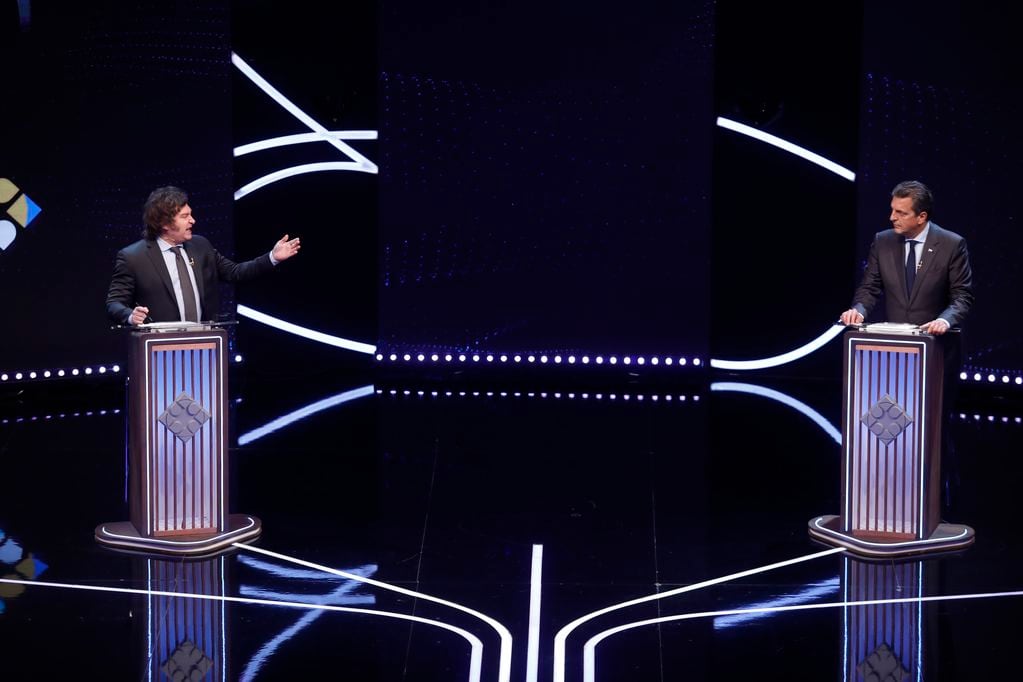 El debate presidencial antes del balotaje entre Javier Milei y Sergio Massa. (Fabián Marelli Pool)