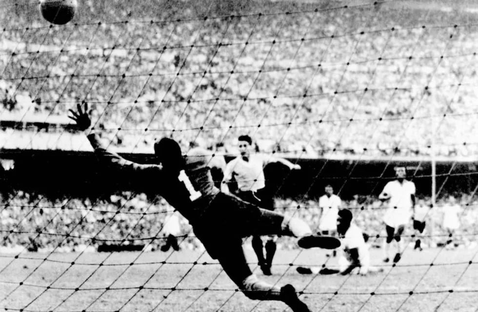 El triunfo del seleccionado de Uruguay sobre Brasil por 2-1 en el estadio Maracaná de Rio de Janiero, que definió la Copa del Mundo de fútbol de 1950 y es considerado como una de las máximas victorias deportivas del siglo XX. / Gentileza.