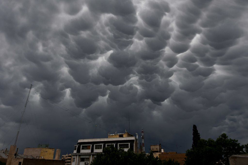 Una tormenta acecha a la ciudad Foto: Claudio Gutiérrez