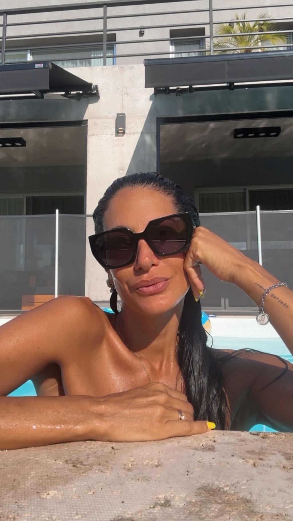 Silvina Escudero posó al desnudo en una piscina y subió la temperatura del verano