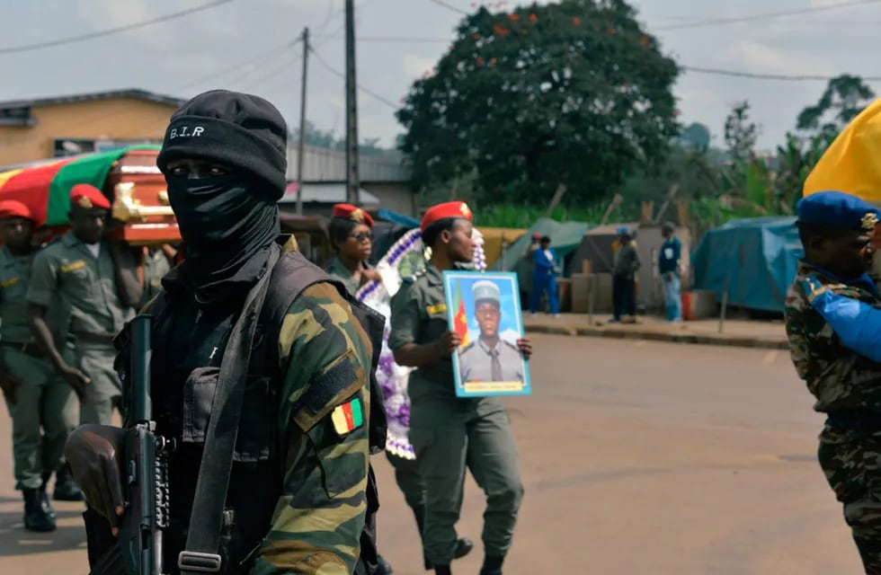 Un soldado del Batallón de Intervención Rápida (BIR) de Camerún escolta una ceremonia en honor a cuatro soldados muertos en un enfrentamiento en las regiones de habla inglesa del país, en Bamenda, en noviembre de 2017.