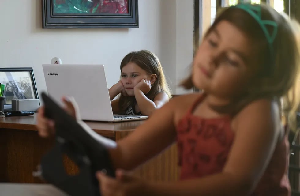¿Celular si o no? Un tuit viral generó una discusión sobre si es correcto darle el teléfono a los hijos para entretenerlos. / Foto: José Gutiérrez
