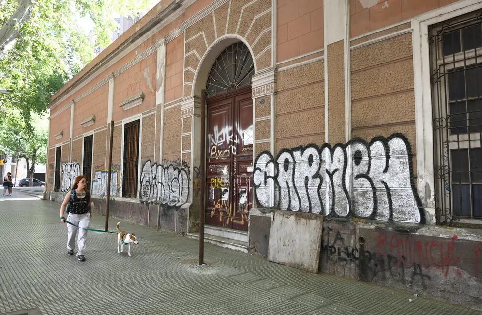 Ahora cubierto de grafitis, el abandonado sector lucirá remozado en algunos meses. | Foto: José Gutiérrez / Los Andes