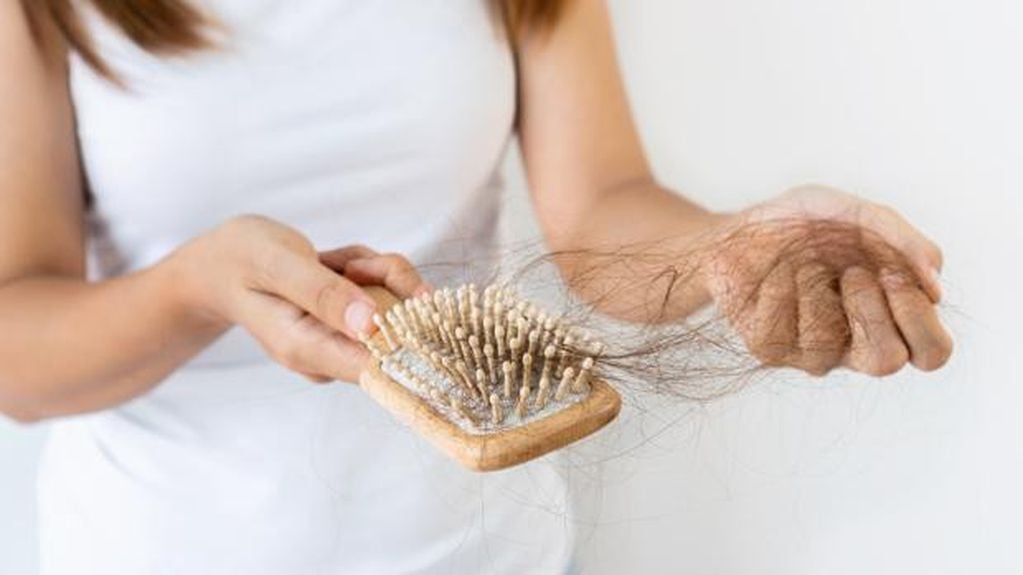 Se cree que la vitamina D puede tener un papel en la regulación de la expresión de genes relacionados con el crecimiento del cabello y la supervivencia de los folículos pilosos.