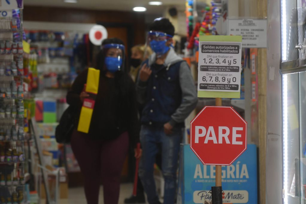 El Gobierno de Mendoza volvió a implementar la salida por números de documento después de los nuevos casos positivos de coronavirus en la provincia.
Foto: José Gutiérrez / Los Andes