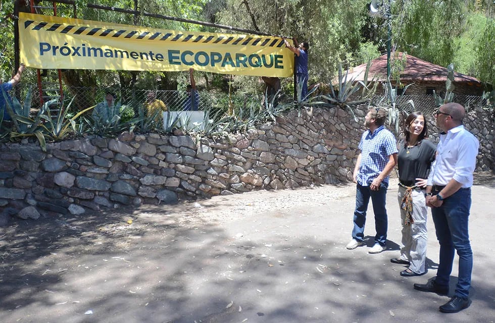 Mariana Caram, directora del Ecoparque, junto a funcionarios comentaba sobre el nuevo proyecto. Foto: Daniel Caballero / Los Andes.