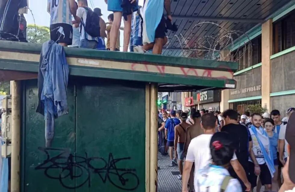 El duro relato de un canillita al que le destrozaron su kiosco durante los festejos en Buenos Aires: “Es muy triste todo esto”.