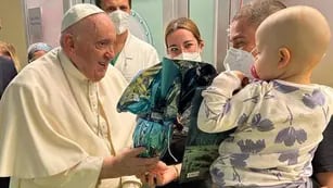 Papa Francisco visitando niños con cáncer