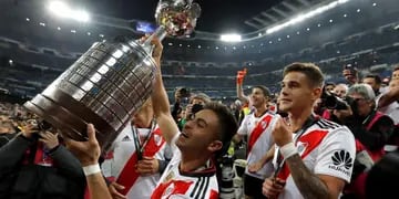  El Pity Martínez junto a la Copa Libertadores 2018. Histórico. 