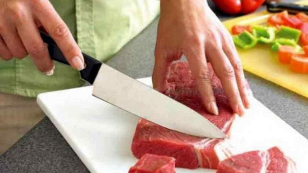 La bacteria del SUH puede ingresar al organismo a través de las carnes poco cocidas, sobre todo carne picada y  las verduras crudas.