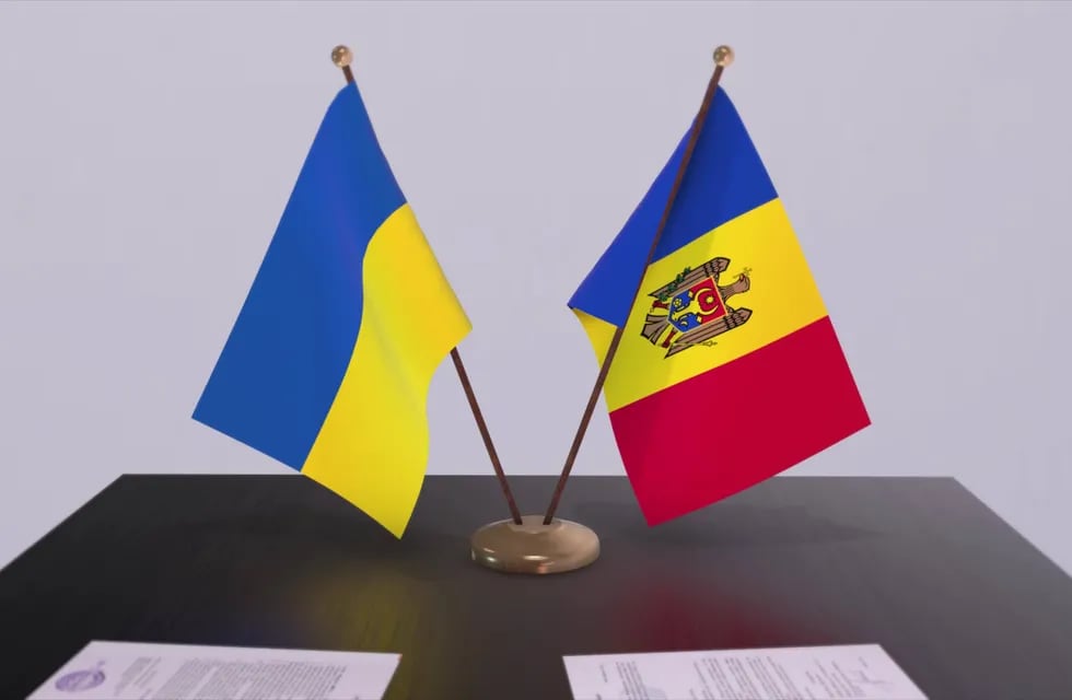Banderas de Ucrania y Moldavia. Imagen de referencia.