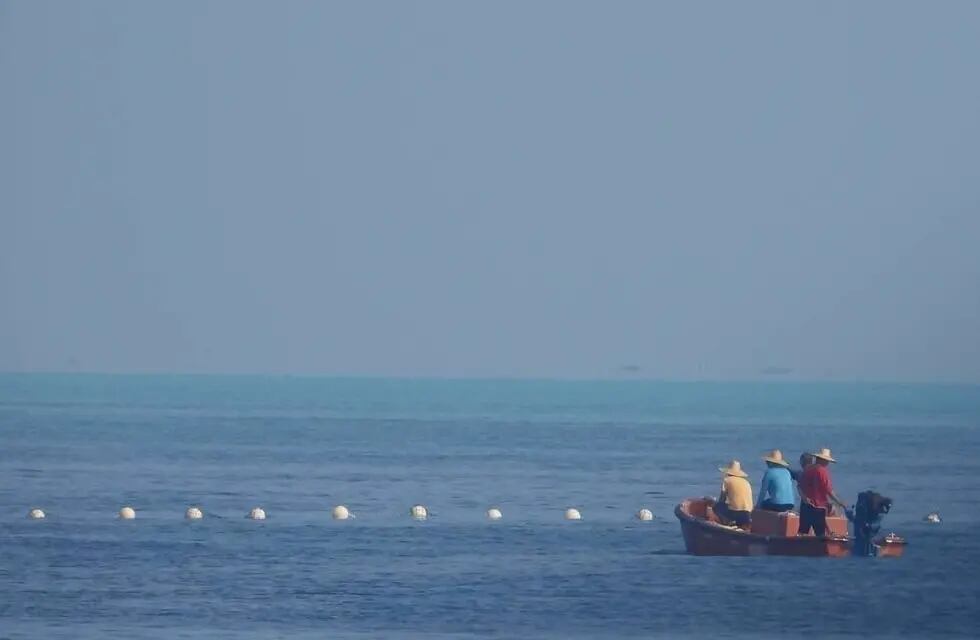 La Guardia Costera filipina reitró una barrera en una región del mar en disputa que impedía la pesca.