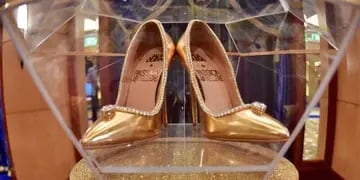 Tienen apliques de oro y un diamante de 15 quilates en la punta del pie. Están exhibidos en un hotel de Dubai.