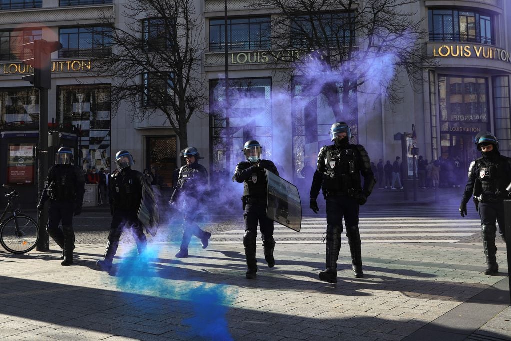 Manifestantes contra el pase sanitario chocaron con la policía de la capital francesa este sábado. AP