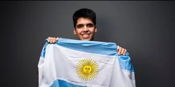 El argentino se repuso del mal inicio del viernes y está entre los cuatro mejores del certamen. Se aseguró 25.000 dólares.