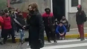 Video: una anciana se hartó de los piquetes y enfrentó a los manifestantes a machetazos