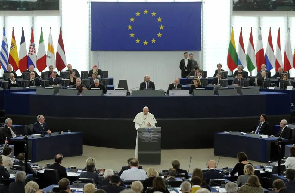 Eurodiputados de izquierda abandonaron el recinto en rechazo a la presencia del Papa 