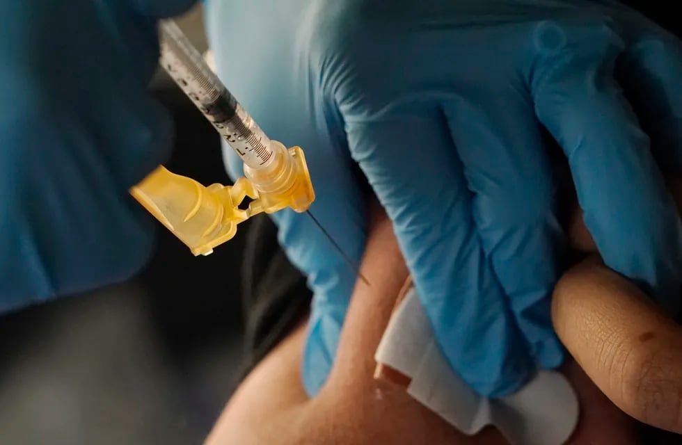 Un hombre que se vacunó 217 veces contra el covid y no sufrió efectos secundarios (Foto AP /Rogelio V. Solis)