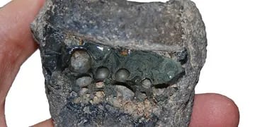 La imagen muestra escoria adherida al costado de una pieza de un crisol. El elemento fue encontrado en el sitio de Chahak, en el sur de Irán