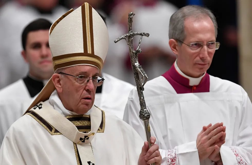 El papa Francisco celebró la misa de gallo y pidió alejarse de los “pesebres de vanidad”.