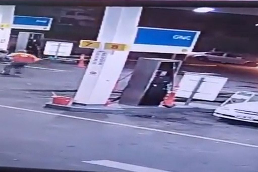 El empleado de la estación logró evitar una tragedia gracias a su rápido accionar. / Foto: captura de video