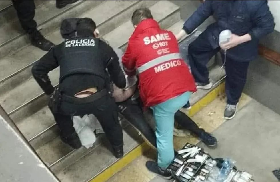 Dos sujetos se pelearon en una estación de tren y uno de ellos terminó apuñalado.