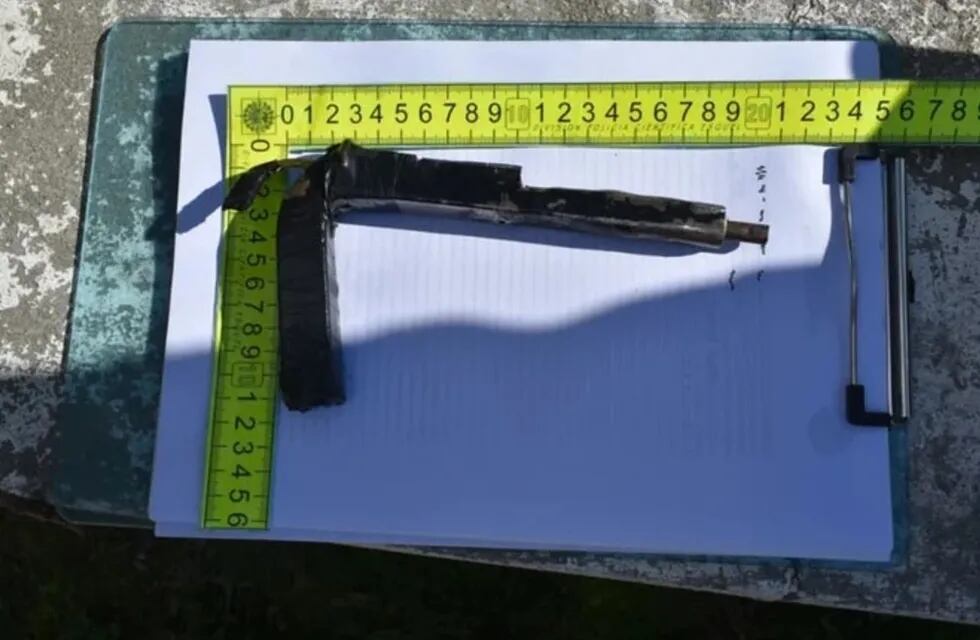 Esta es el arma que llevó un alumno a su escuela en Esquel. (Foto: Policía de Esquel).