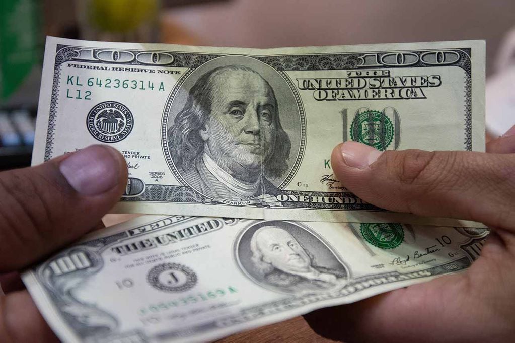 ¿Por qué le dicen “blue” al dólar paralelo? (Archivo Los Andes)