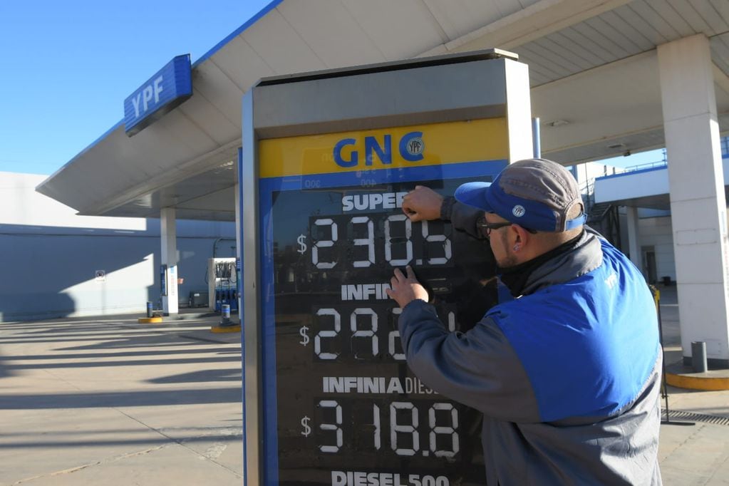 YPF aumentó nuevamente el precio de sus combustibles. Foto: Ignacio Blanco / Los Andes 