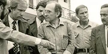 La foto es verdadera y fue tomada el 23 de febrero de 1988. Fue designado por sorteo como defensor oficial de Guillermo Fernández Laborde.