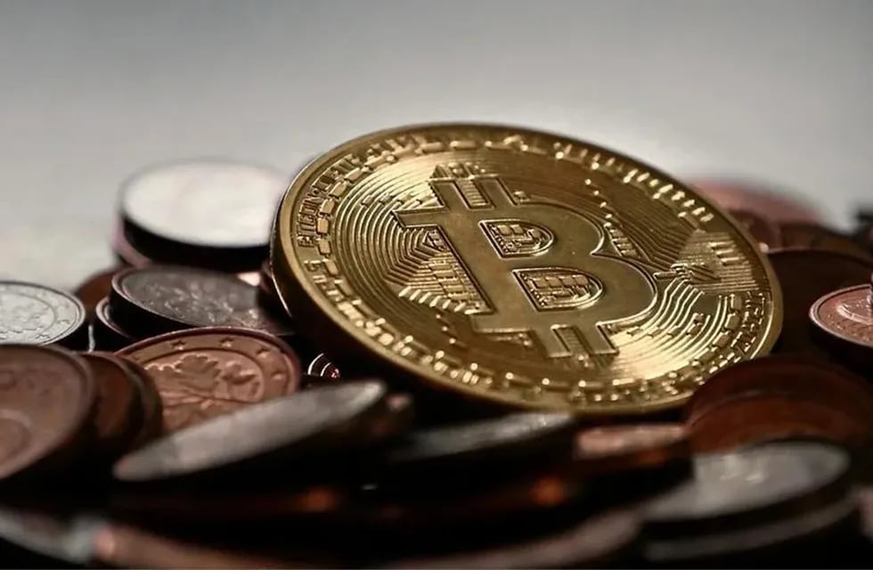 El valor del bitcoin cayó de 40 mil dólares a 32 mil dólares al inicio de la semana, y se mantiene lejos del récord histórico que alcanzó en abril. (Pixabay.com/Archivo)
