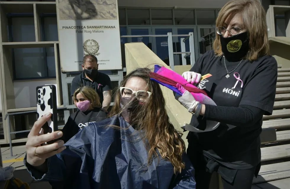 En la explanada de la Municipalidad de Ciudad un grupo de peluqueras tiñó mechones de pelo de rosado para concientizar en el mes de la lucha contra el cáncer de mama. Foto: Orlando Pelichotti / Los Andes.