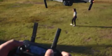 En vuelo: Alejandro Escalante, dueño de una empresa de indumentaria, usa un dron como parte de promoción de su trabajo. Gustavo Rogé / Los Andes