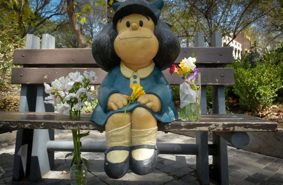 Las personas dejaron flores en la escultura de Mafalda - Orlando Pelichotti