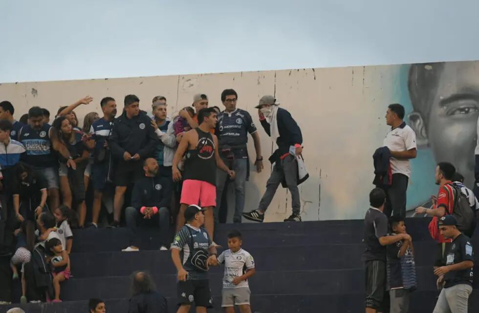 Caos en el estadio Gargantini: peleas entre barras con cuchillos, armas y juego suspendido