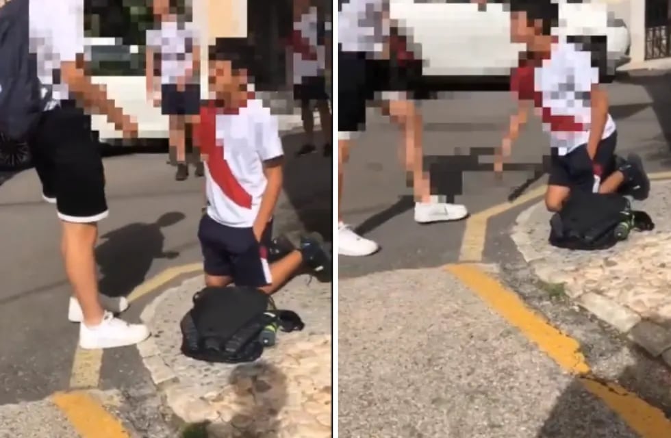 Un adolescente fue humillado y golpeado luego de que lo obligaron a besarle los pies a un compañero.