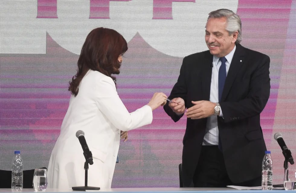 Cristina Fernández de Kirchner le dio una lapicera a Alberto Fernández y le pidió la que la use. Foto: Federico Lopez Claro