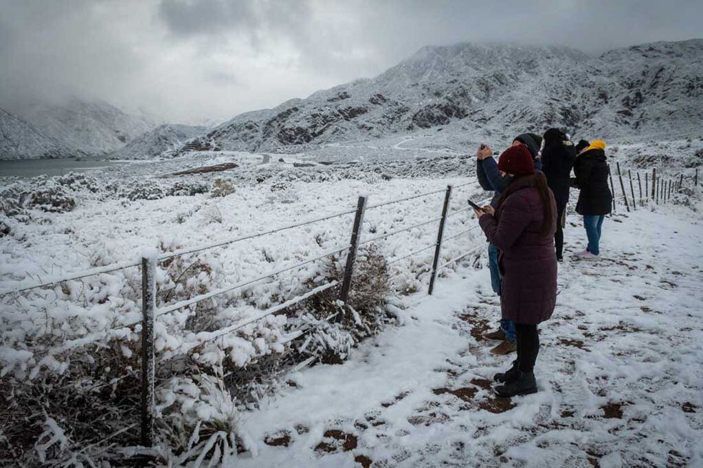 A pesar del frío los mendocinos salieron hacia la montaña para disfrutar de la nieve.