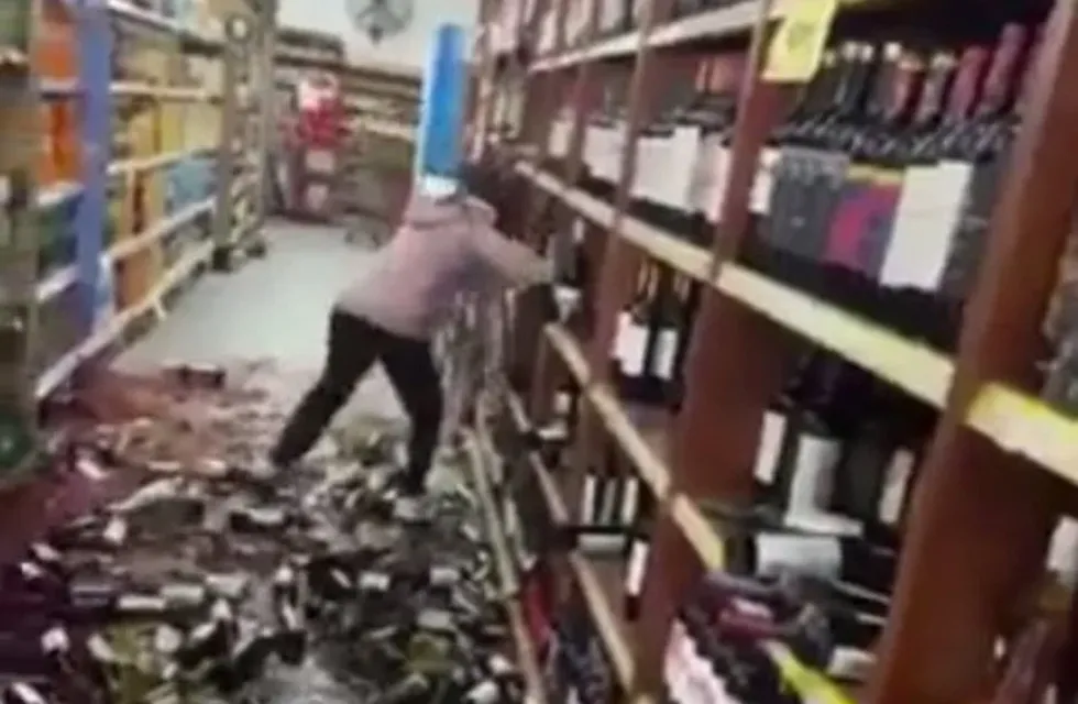 La joven destrozó botellas de vino de un supermercado porque la despidieron sin justa causa. / Foto: captura de video