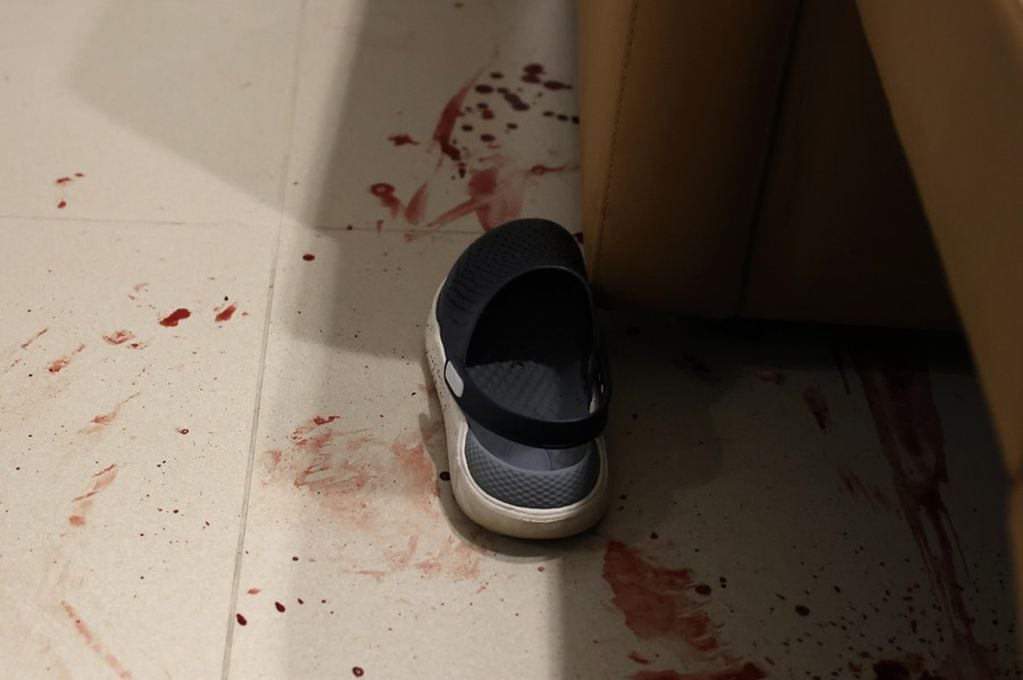 Manchas de sangre en el suelo del hospital Ibn Sina, escena fotografiada tras el operativo llevado a cabo por tropas israelíes en la Cisjordania ocupada. Foto: EFE.