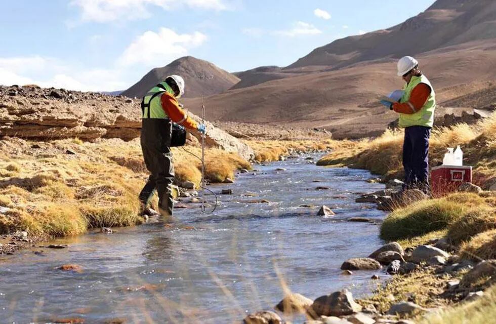 Varios equipos tomaron muestras de los ríos para analizar si hubo contaminación. (Télam)