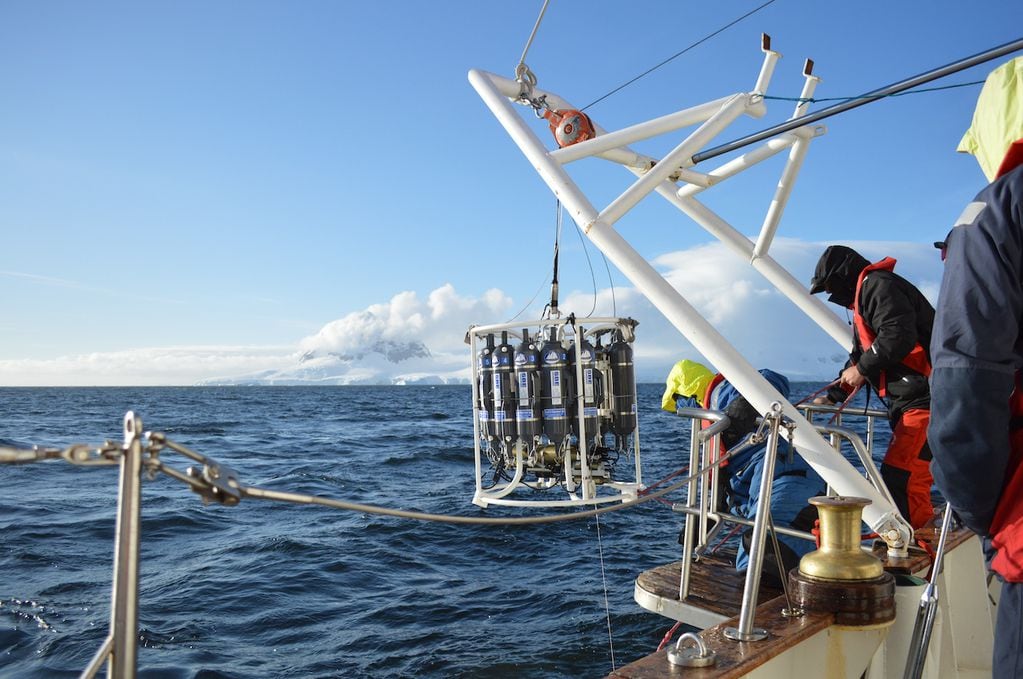 Roseta oceanográfica que incluye CTD y 12 botellas Niskin utilizada a bordo del Motovelero Oceanográfico Dr. Bernardo Houssay (Prefectura Naval Argentina) durante campaña antártica. Foto: Eduardo Ruiz Barlett.