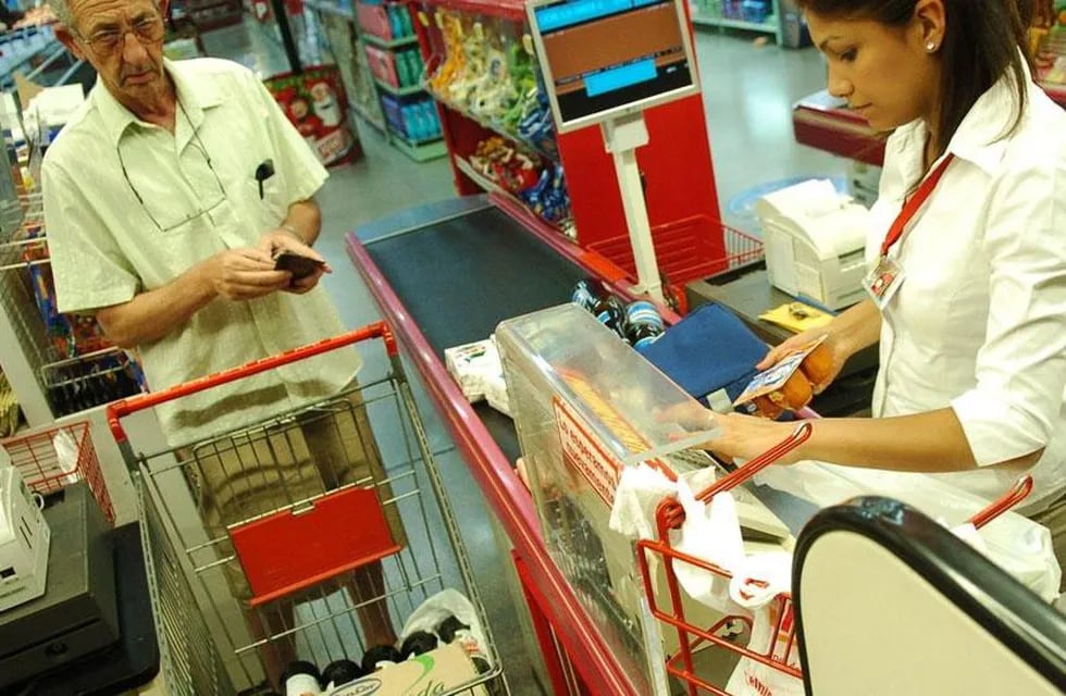 Las compras en supermercado con tarjeta de crédito crecieron el 243% interanual (La Voz/Archivo).