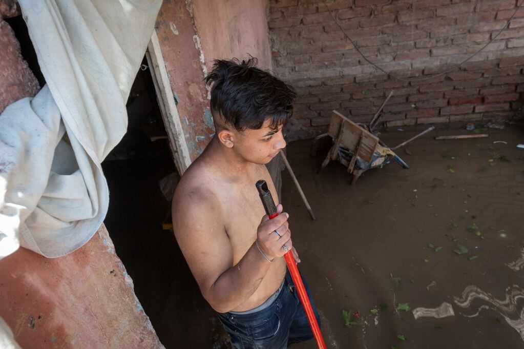 Sin descanso, Matías trabajó durante todo el viernes sacando agua de su casa en Las Heras.  Este fue el departamento más afectado luego del temporal.