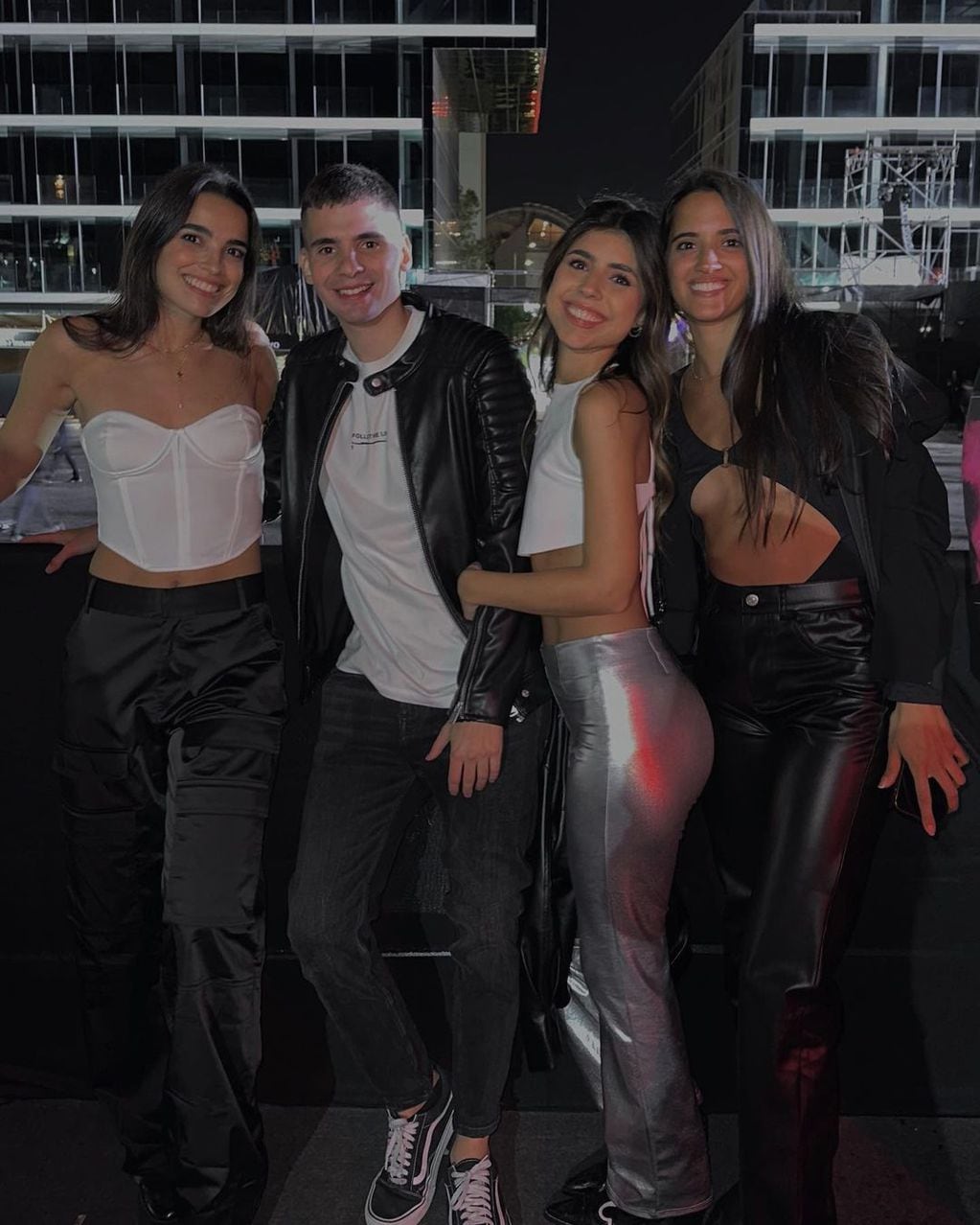 Camila Mayan y sus amigos