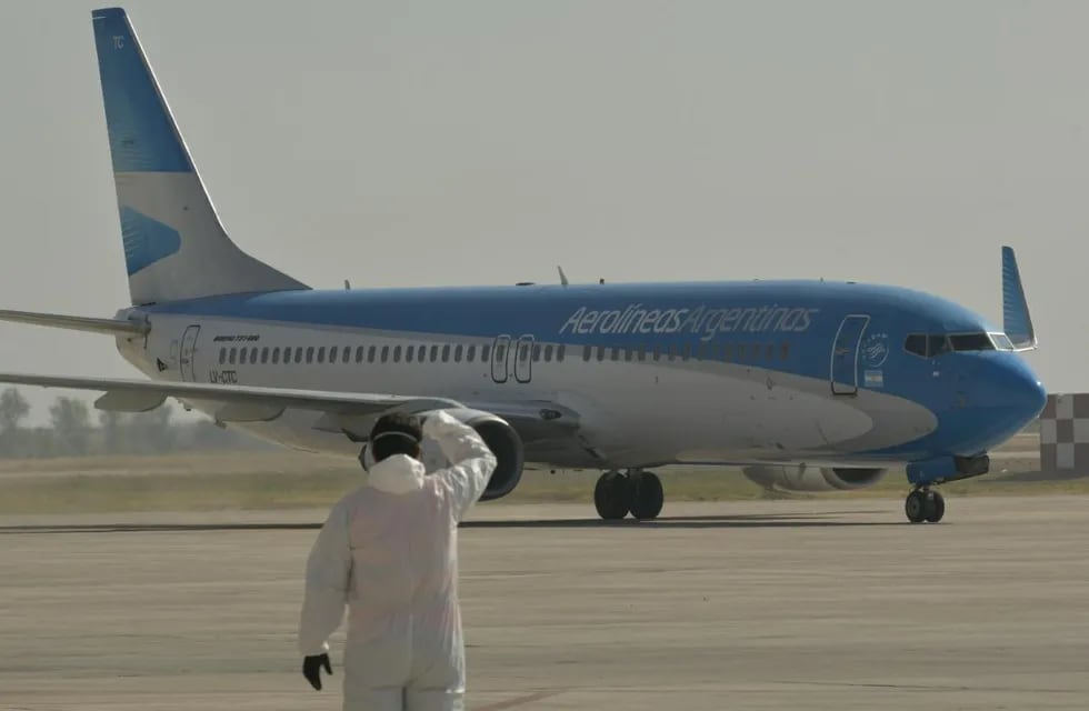 Aterrizaje del primer avión en Mendoza tras siete meses de cierre del aeropuerto - Orlando Pelichotti / Los Andes