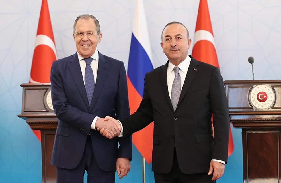 El ministro de Asuntos Exteriores de Turquía, Mevlüt Çavuşoğlu, recibe en Ankara a su homólogo ruso, Serguéi Lavrov