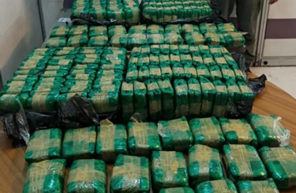 Gendarmería secuestró 200 paquetes con 50 kilos de hojas de coca en la terminal de Ómnibus. Foto: Gendarmería Nacional.
