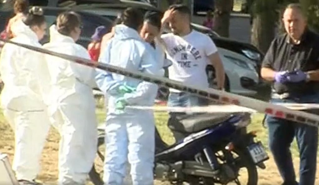 El hombre fue asaltado en Monte Chingolo y lo mataron para robarle la moto. Foto Captura: Crónica TV