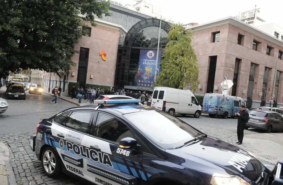 Escándalo FIFA: Interpol allanó las oficinas de Torneos
